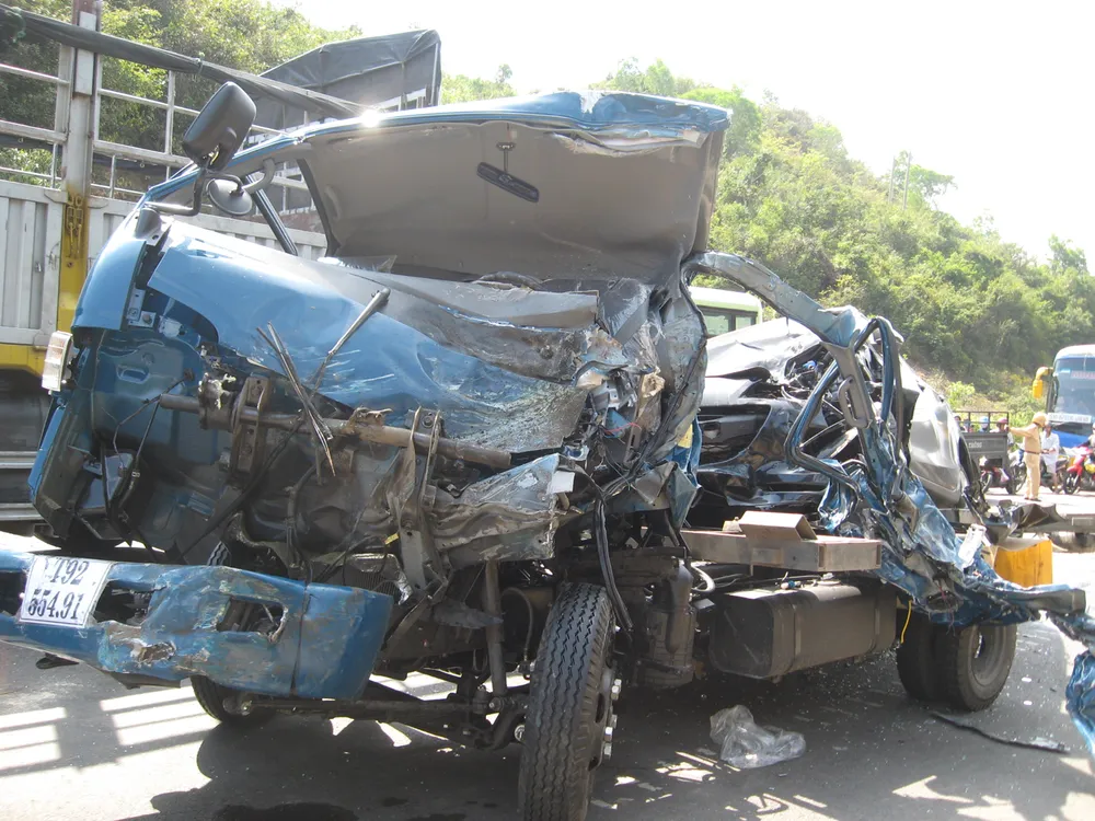 Phú Yên: Xe buýt xe tải tông nhau, bốn người thương vong ảnh 1